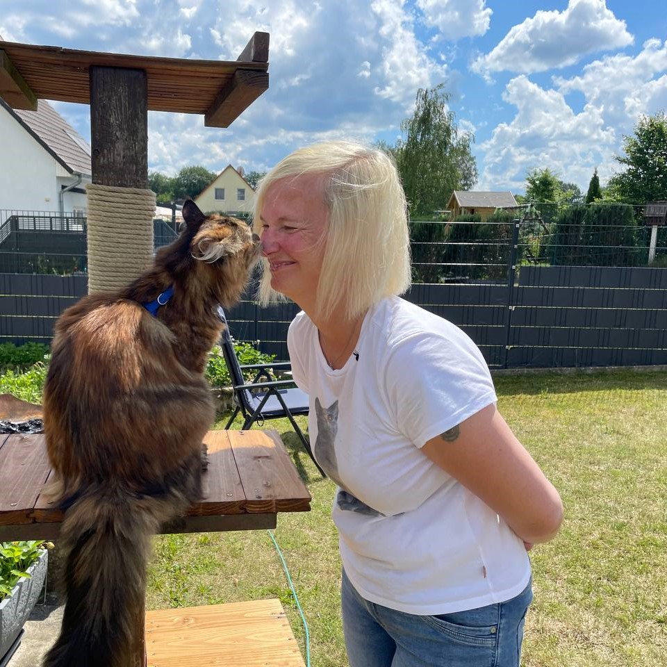 Doris Voss mit ihrer Katze – einfühlsame Tierkommunikatorin mit Herz und Intuition